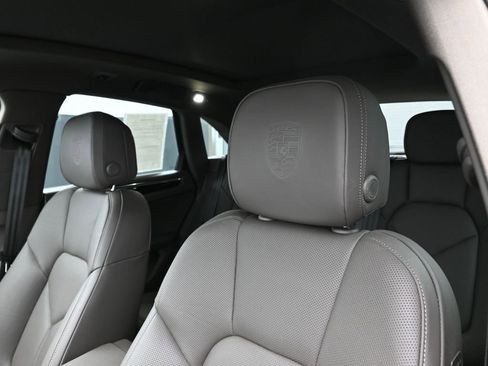 Certified 2025 Porsche Macan AWD/4WD image 16