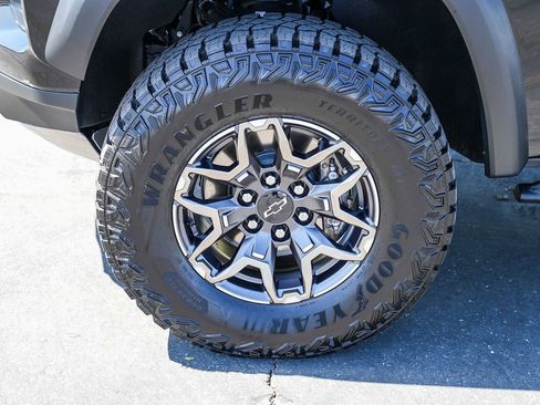 Used 2025 Chevrolet Colorado ZR2 w/ Technology Package AWD/4WD image 9