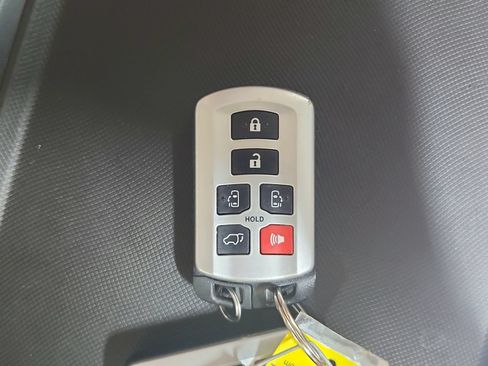 Used 2020 Toyota Sienna XLE Premium FWD image 34
