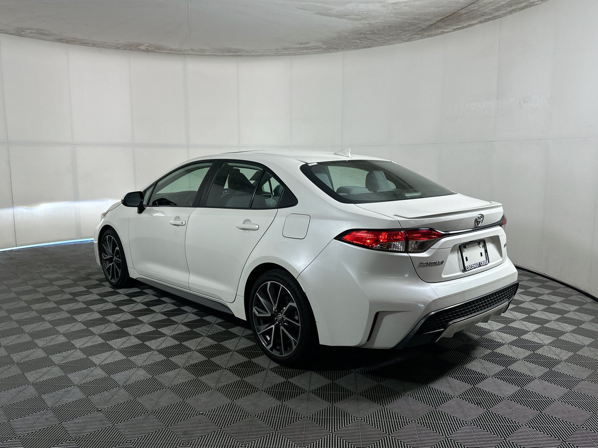 Used 2020 Toyota Corolla SE w/ SE Premium Package FWD image 5
