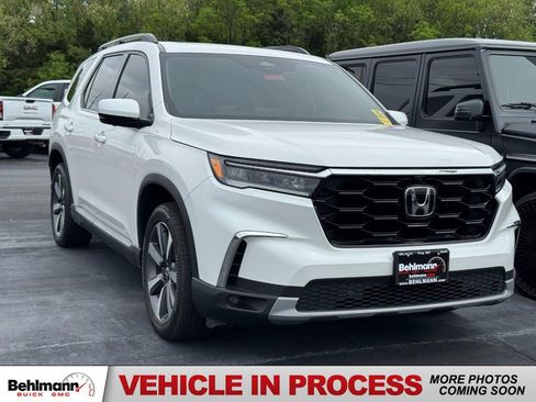 Used 2025 Honda Pilot Elite image 1