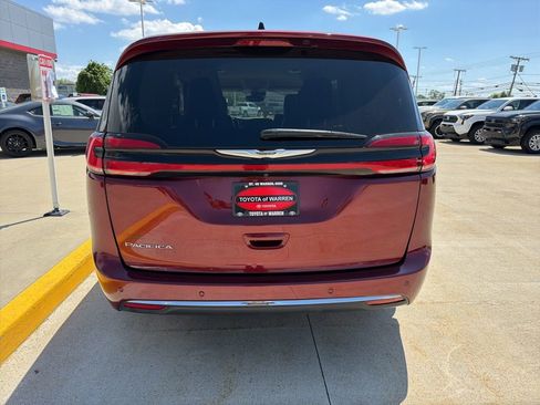Used 2023 Chrysler Pacifica Touring-L FWD image 6