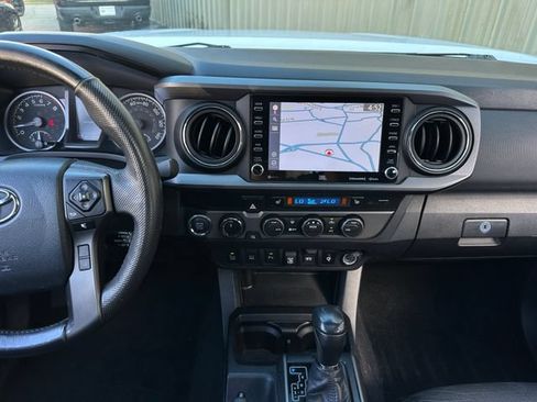 Used 2020 Toyota Tacoma TRD Off-Road w/ TRD Premium Off Road Package AWD/4WD image 16