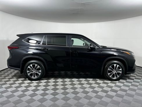 Certified 2026 Toyota Highlander XLE AWD/4WD image 4