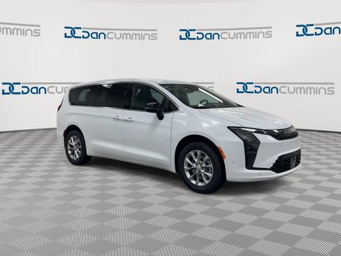 New 2027 Chrysler Pacifica Select AWD/4WD image 2