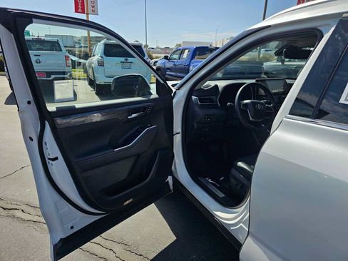 Used 2023 Toyota Highlander Limited FWD image 21