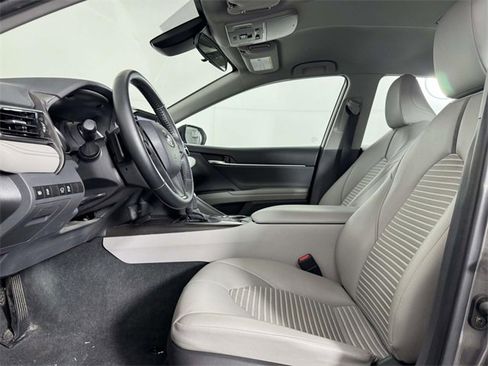 Used 2022 Toyota Camry SE image 4