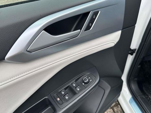 New 2026 Volkswagen Taos SE FWD image 12