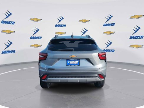 Used 2025 Chevrolet Trax LT w/ LT Convenience Package image 7