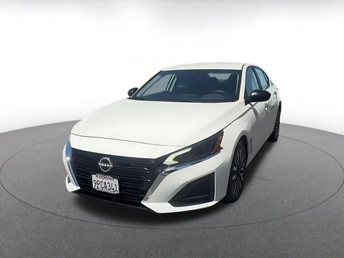 Used 2025 Nissan Altima 2.5 SV FWD image 7