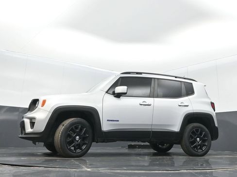 Certified 2020 Jeep Renegade Latitude w/ Cold Weather Group image 32