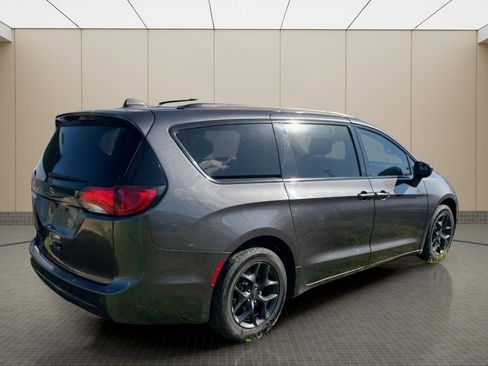 Used 2018 Chrysler Pacifica Touring-L Plus image 17