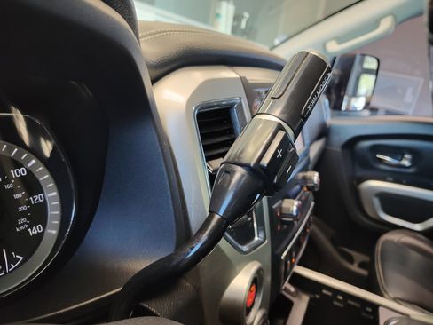 Used 2018 Nissan Titan PRO-4X w/ Pro-4x Convenience Package AWD/4WD image 22