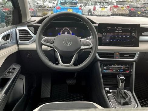 New 2025 Volkswagen Taos SE image 17