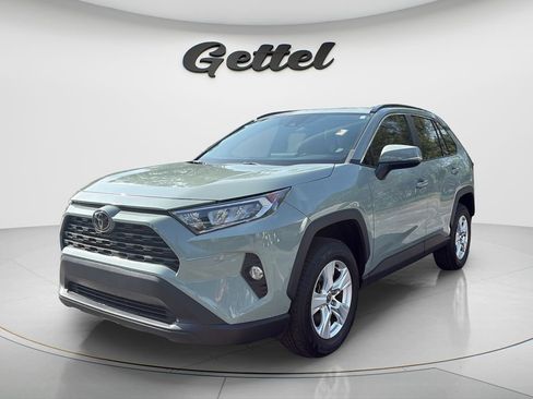 Used 2021 Toyota RAV4 XLE w/ Convenience Package FWD image 2