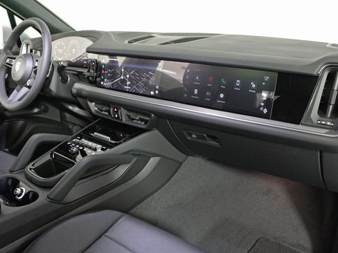 Used 2025 Porsche Cayenne image 35