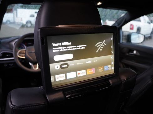 Used 2025 Chrysler Pacifica Select w/ Uconnect Theater Family Group AWD/4WD image 4