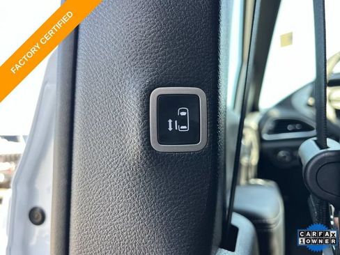 Certified 2025 Chrysler Pacifica Limited FWD image 19