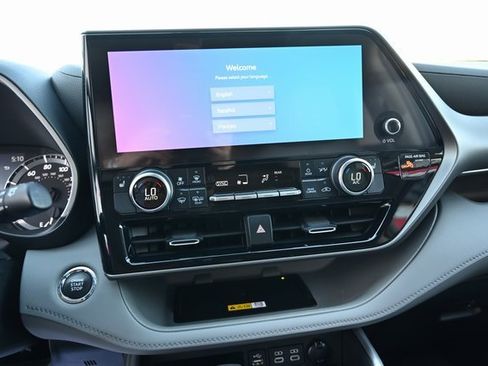 Used 2023 Toyota Highlander XLE image 16