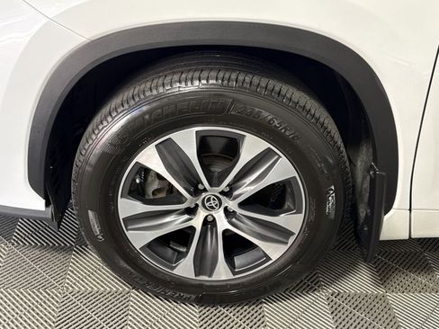 Used 2022 Toyota Highlander XLE AWD/4WD image 12
