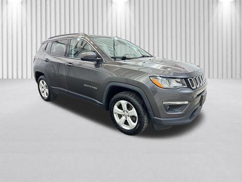 Used 2019 Jeep Compass Latitude w/ Popular Equipment Group AWD/4WD image 2