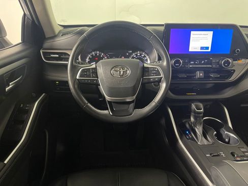 Used 2023 Toyota Highlander XLE image 16