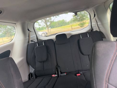 Used 2018 Chrysler Pacifica LX FWD image 12