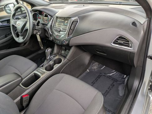 Used 2018 Chevrolet Cruze LT w/ RS Package image 28