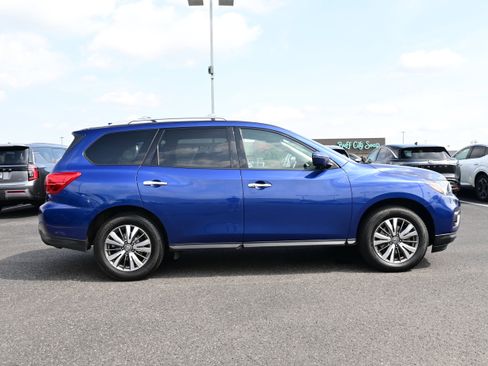 Used 2020 Nissan Pathfinder SV image 9