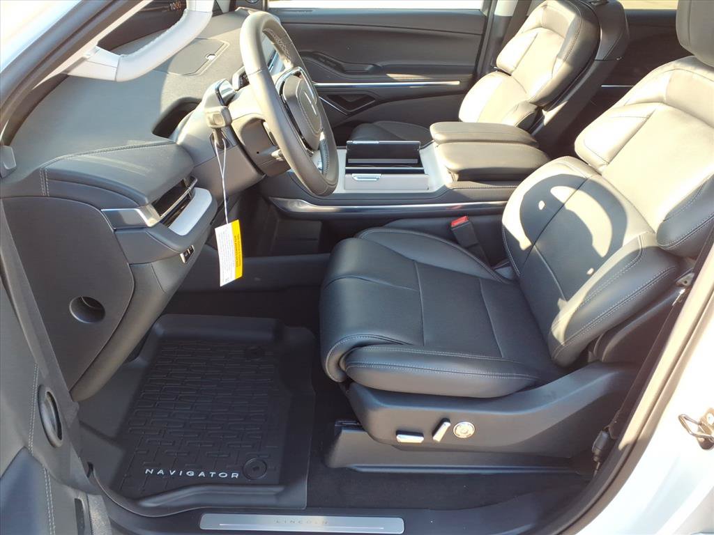 New 2025 Lincoln Navigator Reserve AWD/4WD image 4