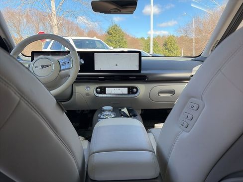 Used 2023 Genesis GV60 Advanced image 5