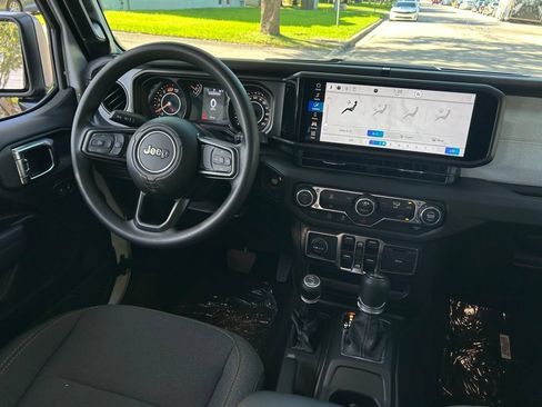 Used 2025 Jeep Wrangler Unlimited Sport AWD/4WD image 9