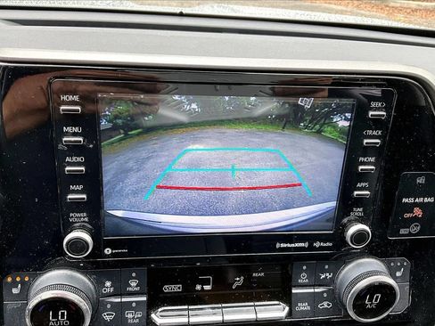 Used 2021 Toyota Highlander XLE AWD/4WD image 13