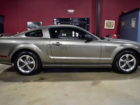 Used 2005 Ford Mustang GT image 11