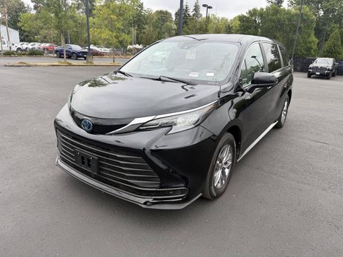 Used 2025 Toyota Sienna LE FWD image 1