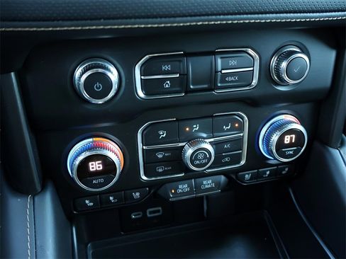 Used 2022 GMC Yukon XL AT4 image 25