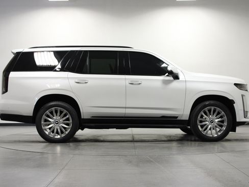 Used 2021 Cadillac Escalade Premium Luxury AWD/4WD image 3
