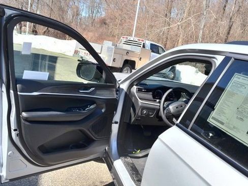 New 2026 Jeep Grand Cherokee Altitude image 12