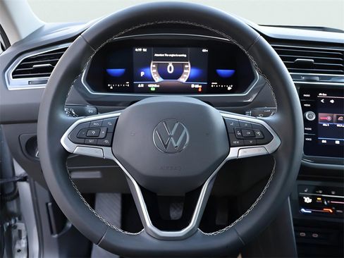 Used 2022 Volkswagen Tiguan SE w/ Panoramic Sunroof Package image 31