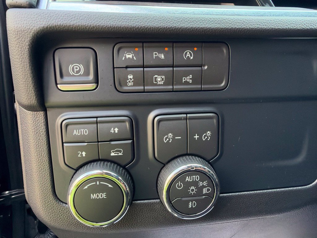 Used 2026 Chevrolet Suburban Premier AWD/4WD image 13