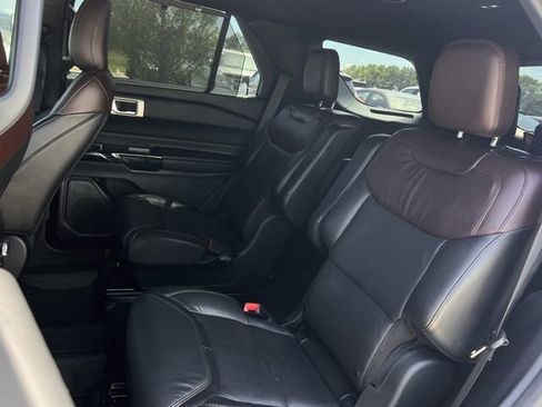 Used 2022 Ford Explorer Platinum w/ Technology Package AWD/4WD image 21