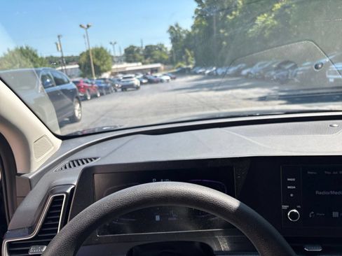 Used 2025 Kia Sportage LX FWD image 29
