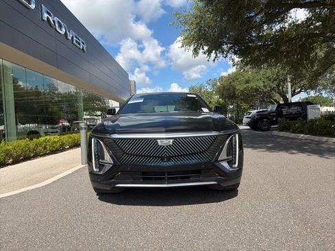 Used 2024 Cadillac Lyriq Luxury AWD/4WD image 2
