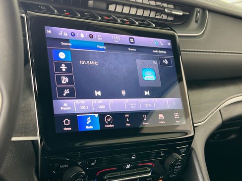 Used 2023 Jeep Grand Cherokee Limited w/ Black Appearance Package image 15