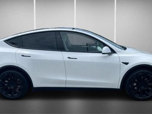 Used 2023 Tesla Model Y Long Range AWD/4WD image 3