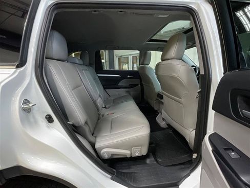Used 2019 Toyota Highlander XLE FWD image 31