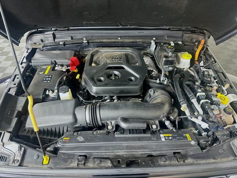 Used 2024 Jeep Wrangler Unlimited AWD/4WD image 31