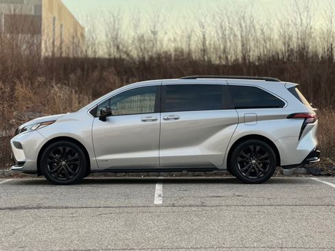 Used 2021 Toyota Sienna XSE w/ XSE Plus Package image 5