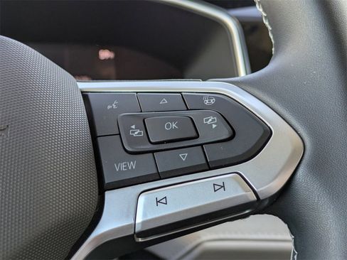 Certified 2025 Volkswagen Taos SE w/ Black Wheel Package image 36