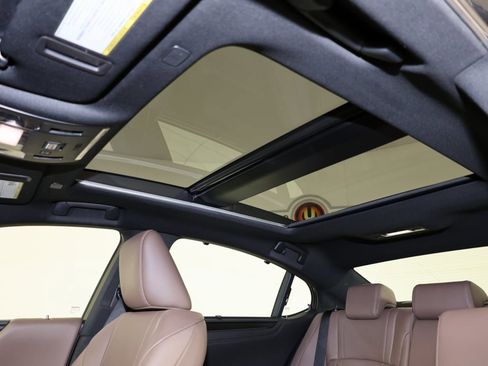 Used 2024 Lexus ES 350 Ultra Luxury w/ Accessory Package (Z2) image 12